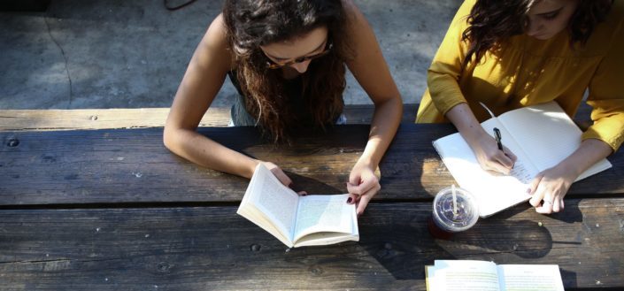 mujeres leyendo y tomando notas